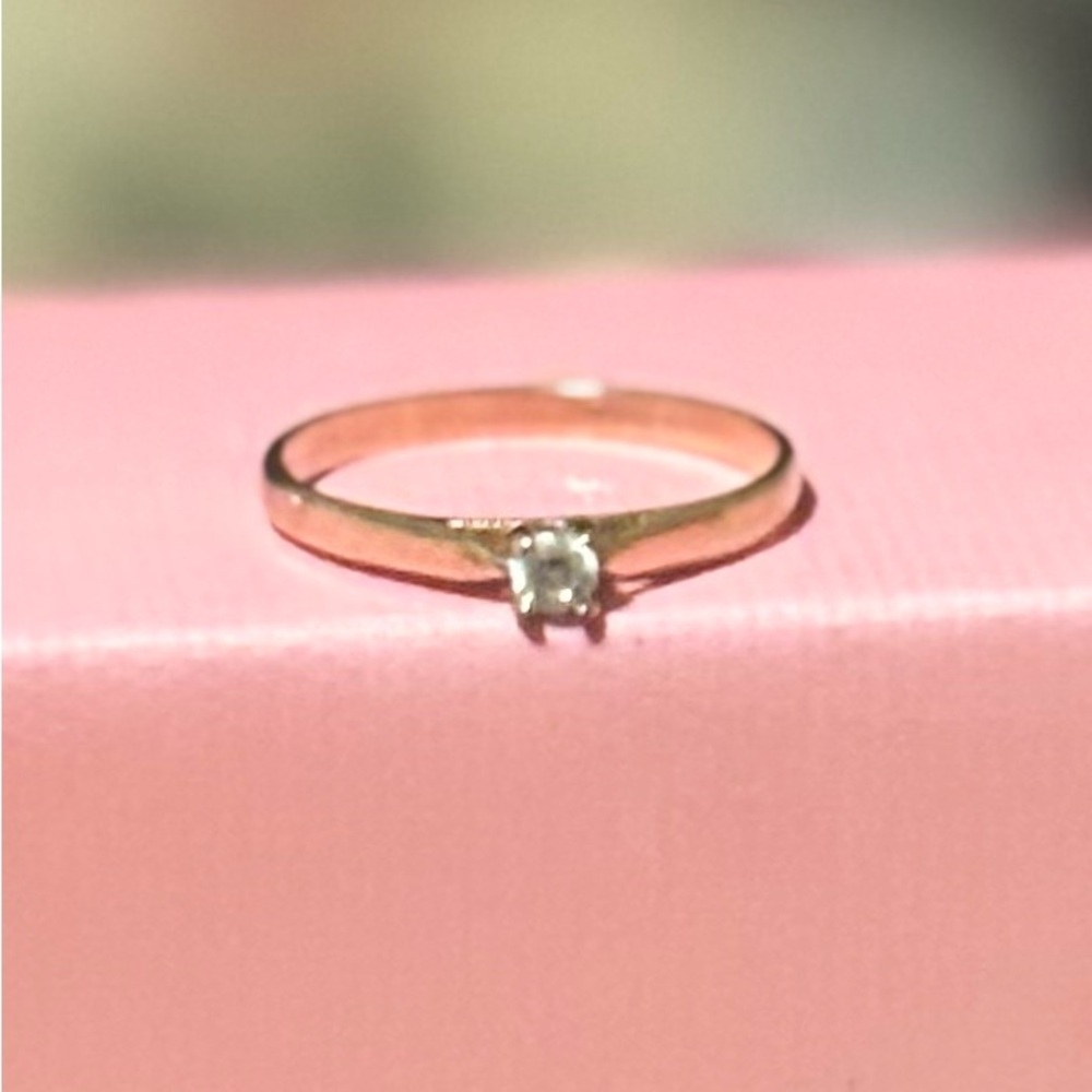 Elegant Gold Ring with Clear Stone